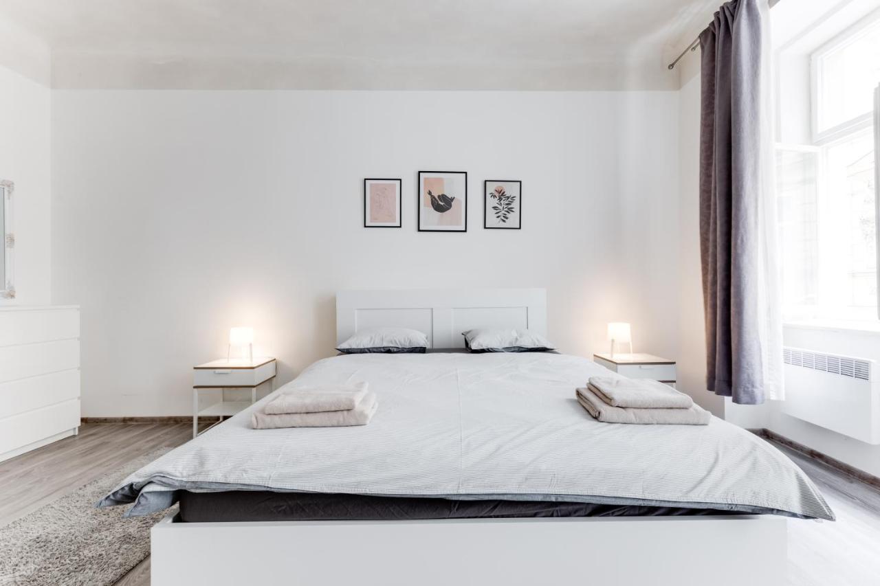 Lovely Apartments Heart Of Прага Экстерьер фото