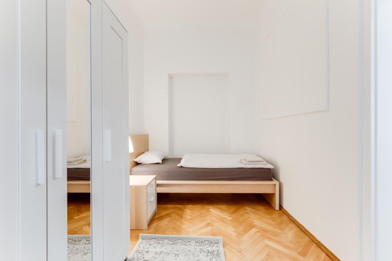 Lovely Apartments Heart Of Прага Экстерьер фото
