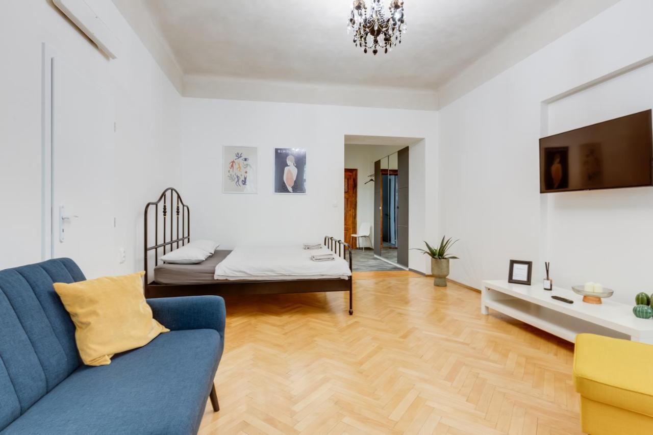 Lovely Apartments Heart Of Прага Экстерьер фото
