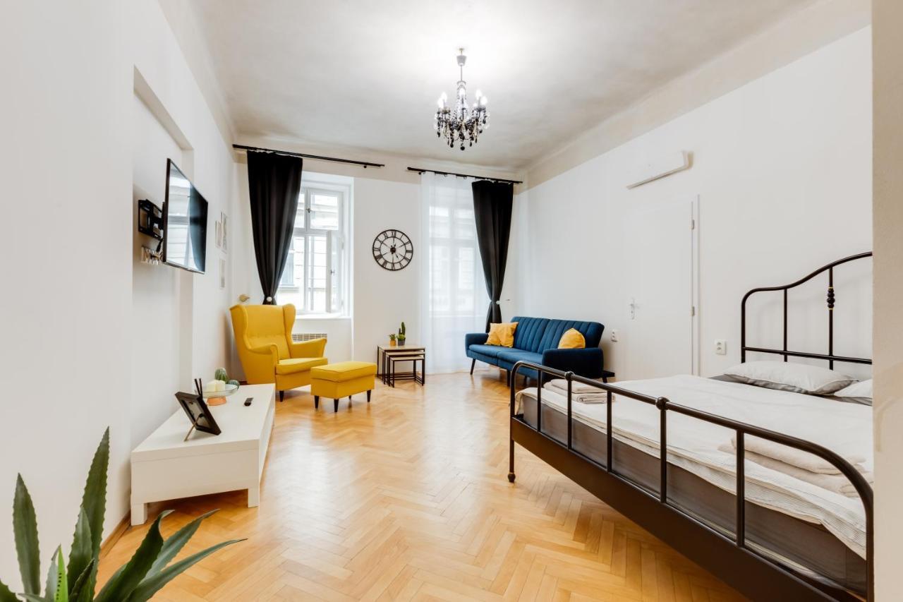 Lovely Apartments Heart Of Прага Экстерьер фото