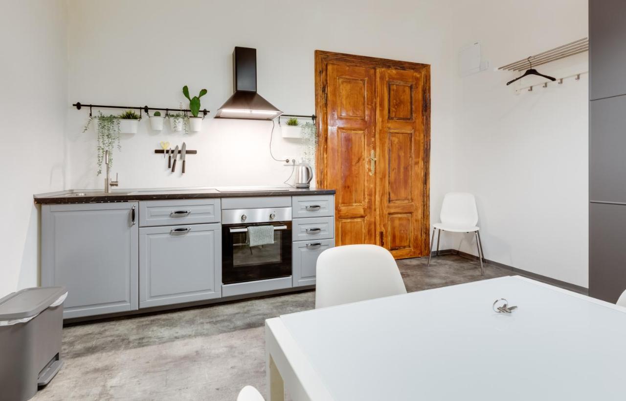 Lovely Apartments Heart Of Прага Экстерьер фото