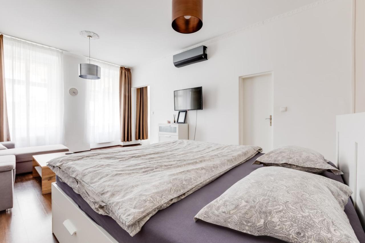 Lovely Apartments Heart Of Прага Экстерьер фото